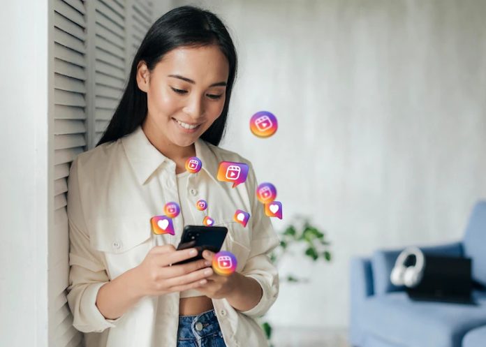 Ilustrasi Wanita Membagikan Konten ke Instagram
