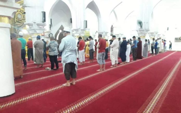 merenggangkan-kaki-shalat