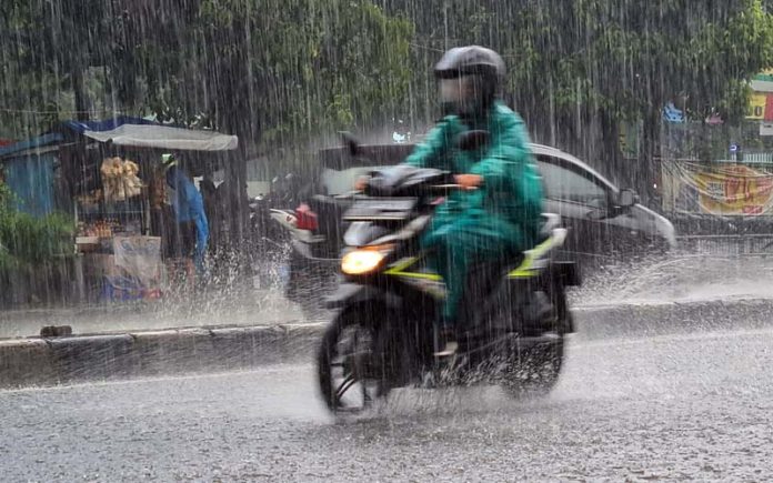 berkendara-musim-hujan