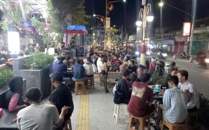 nongkrong-pinggir-jalan