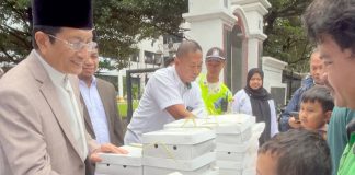 Menteri Agama Nasaruddin Umar membagikan takjil