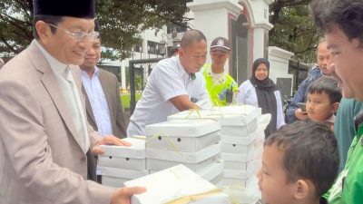 Menteri Agama Nasaruddin Umar membagikan takjil