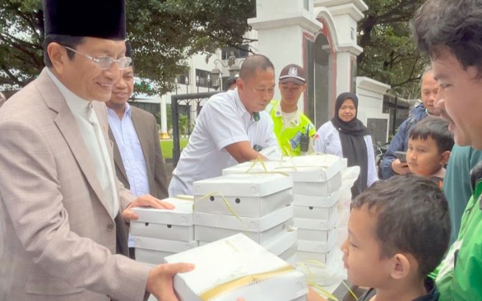 menag-takjil Menteri Agama Nasaruddin Umar membagikan takjil