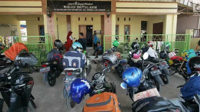 Pemudik istirahat di Masjid