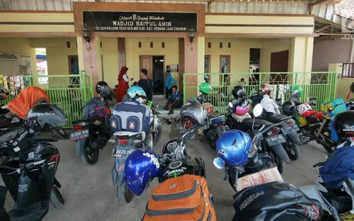 Pemudik istirahat di Masjid