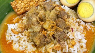 Nasi gandul khas Jawa Tengah