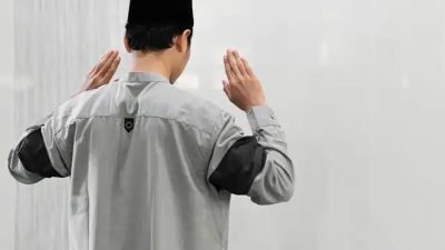 Mengangkat tangan waktu shalat
