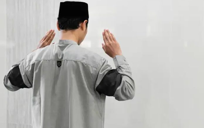 mengangkat-tangan-shalat Mengangkat tangan waktu shalat