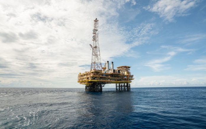 Kilang minyak tengah laut