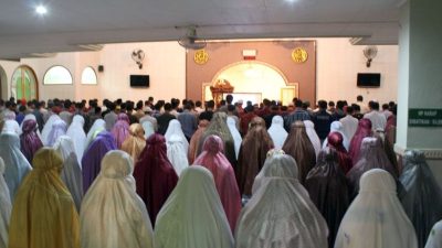 Pembatas shaf pria dan wanita shalat berjamaah