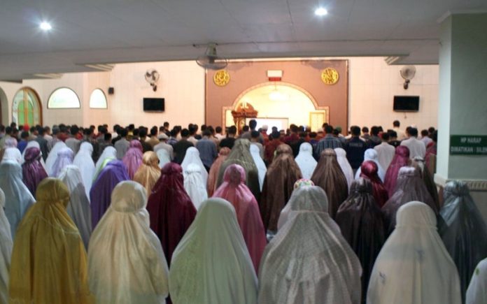 Pembatas shaf pria dan wanita shalat berjamaah