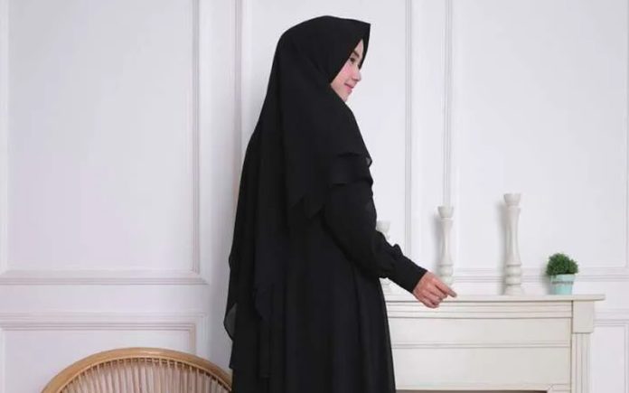gamis-hitam Hukum pakaian hitam wanita