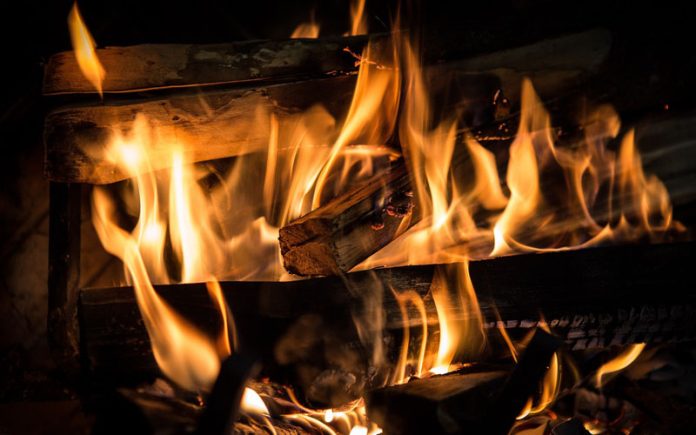 membakar-kertas Membakar kertas