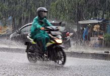 Tips Aman Saat Berkendara di Musim Hujan Tips berkendara musim hujan