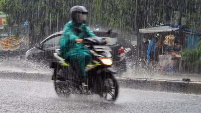 Tips berkendara musim hujan