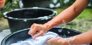 Mencuci baju musim hujan