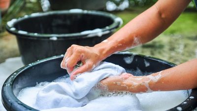 Mencuci baju musim hujan