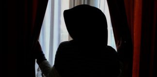 Wanita memakai hijab