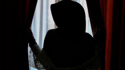 Wanita memakai hijab