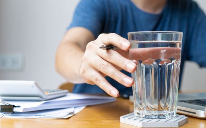 minum-air-putih Tips sehat menjelang Ramadan