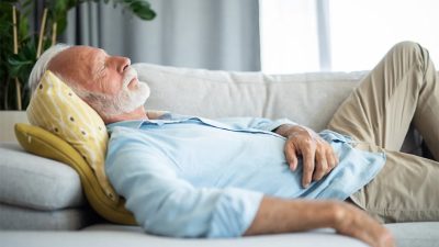 Ilustrasi lansia sedang tidur