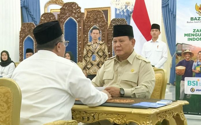 Prabowo tunaikan zakat